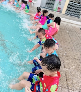 Ngoài giờ trên lớp, chúng con còn được rèn thêm kỹ năng, luyện tập thể thao nâng cao sức khỏe. Học bơi thật vui cùng các bé Lá 2.!..